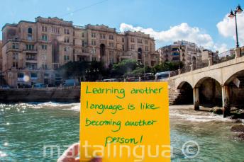 Učit se nový jazyk je jako se stát novým člověkem. V Balluta Bay, St Julians