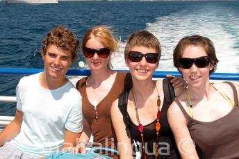 Rodina si užívá na výletu lodí na Comino, jazykové školy