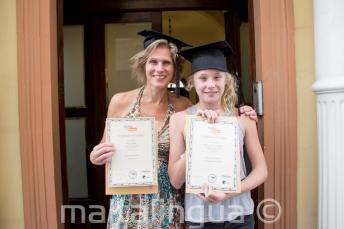 Maminka s dcerou společně se svými certifikáty po úspěšném kurzu