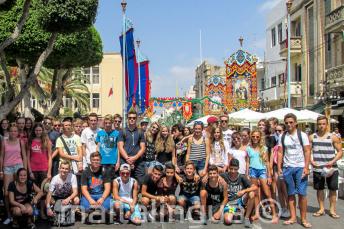 Mladí studenti na oslavě vesnic na Maltě