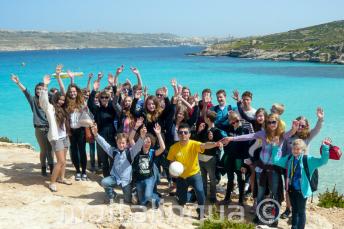 Skupina studentů na procházce po Cominu, Malta
