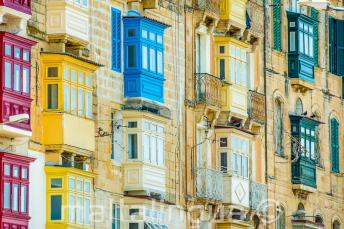 Mnoho barevných maltských balkónů
