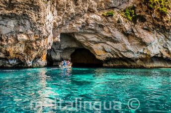 Aquamarinové vody v Blue Grotto, Malta.