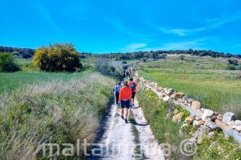 Skupina studentů se prochází po venkově na Maltě