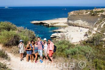 Sudenti kurzů anglištiny navštěvují St Peter's Pool, Malta