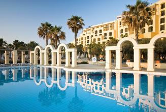 Venkovní bazén v hotelu Hilton v St Julians, Malta