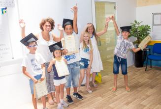 Děti se svými certifikáty z jazykového kurzu anglického jazyka