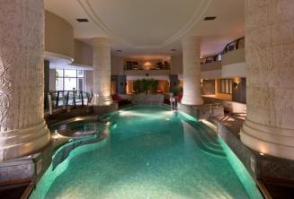 Krytý bazén a lázně v Marriott Hotel & Spa v St Julians, Malta