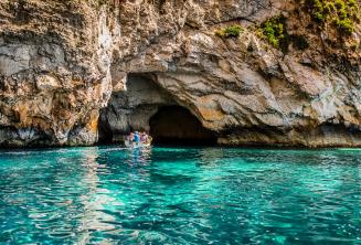 Aquamarinové vody v Blue Grotto, Malta.