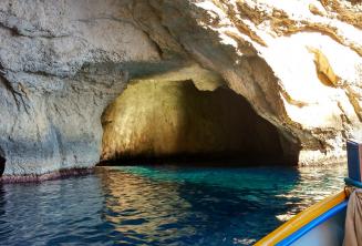 Uvnitř jeskyně Blue Grotto