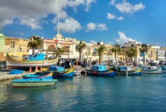 Lodě v rybářské vesničce na Maltě