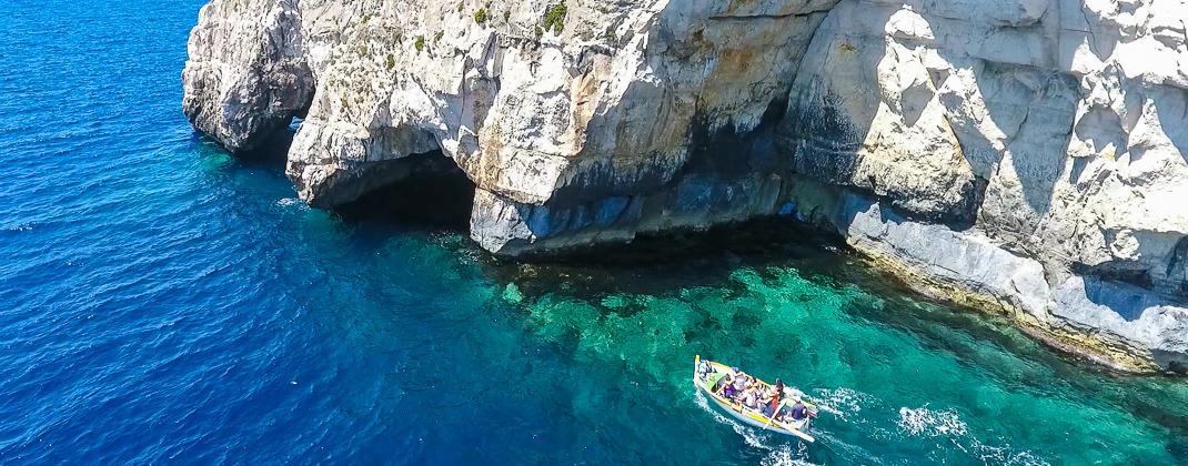 Výlet lodí do Blue Grotto 