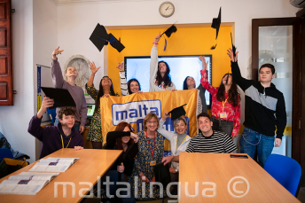 Studenti jazykové školy se svými certifikáty z kurzu