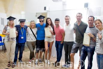 Studenti jazykové školy se svými certifikáty z kurzu