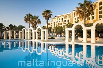 Venkovní bazén hotelu Hilton v St Julians, Malta