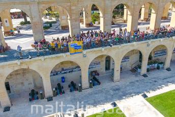 Studenti Maltalingua mávají z Upper Barrakka, ve Vallettě