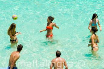 Studenti školy hrají volejbal v Blue Lagoon, Malta