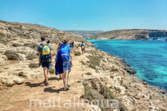 Studenti školy se prochází podél Blue Lagoon