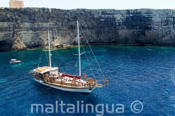 Školní výlety lodí na Crystal Bay, Comino