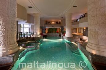 Krytý bazén a lázně v hotelu Le Meridien v St Julians, Malta