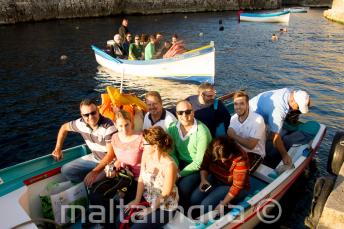 Studeti, připraveni na plavbu do Blue Grotto.