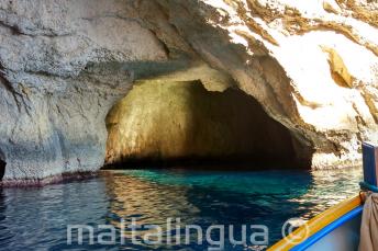 Uvnitř jeskyně Blue Grotto