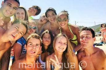Studenti jazykové školy na pláži dělají obličeje