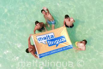 Studenti kurzu pro náctileté v Blue Lagoon, Malta
