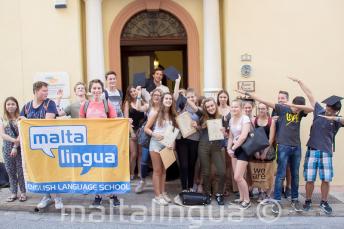 Skupinové foto z jazykového kurzu pro náctileté na Maltě