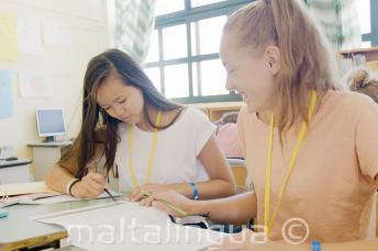 2 dívky spolupracují při hodině angličtiny