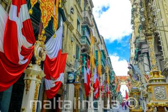 Ulice Valletty na Maltě, vyzdobené vlajkami