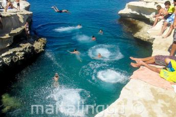 Studenti plavou a potápí se v St Peter's Pool