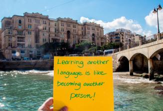 Učit se nový jazyk je jako se stát novým člověkem. V Balluta Bay, St Julians
