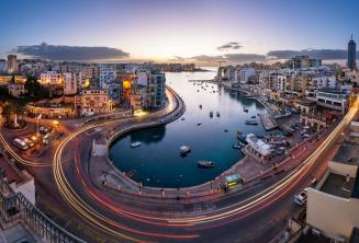 Studenti milují si procvičovat angličtinu ve Spinola Bay při pozorování západu slunce.