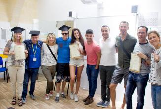Studenti jazykové školy se svými certifikáty z kurzu