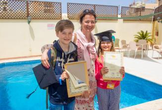 Maminka se svými dětmi a certifikáty po úspěšném kurzu