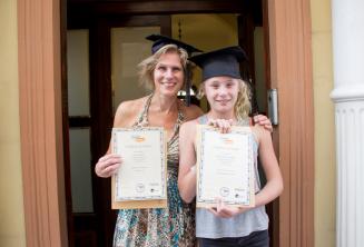 Maminka s dcerou společně se svými certifikáty po úspěšném kurzu