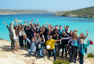 Skupina studentů na procházce po Cominu, Malta