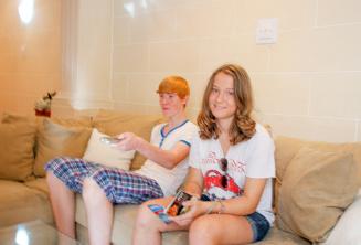 Studenti sedí na gauči v hostitelské rodině