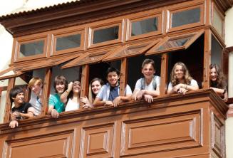 Studenti na balkónu školy
