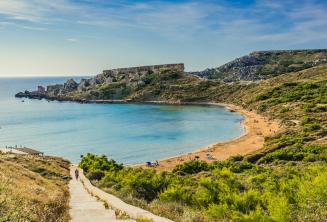 Pohled na písečné pláže na Mellieha, Malta