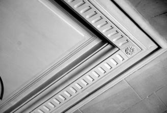 Školní architektura s mnoha detailními prvky