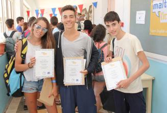 3 studenti se svými certifikáty z ukončení kurzu