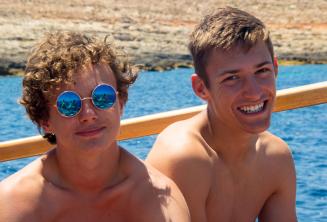 Dva chlapci se usmívají na školním výletu lodí