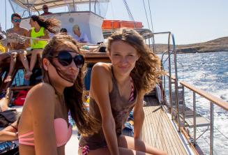 2 dívky se usmívají na školním výletě lodí