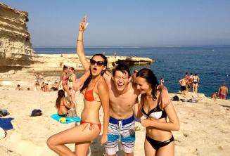 3 studenti na školním výletě v St Peters Pool, Malta