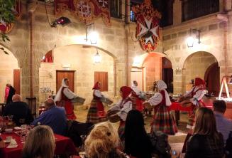 Tradiční maltští tanečníci účinkují při večeři v restauraci