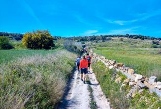 Skupina studentů se prochází po venkově na Maltě